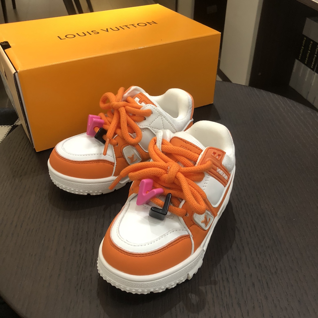 Children's shoes child